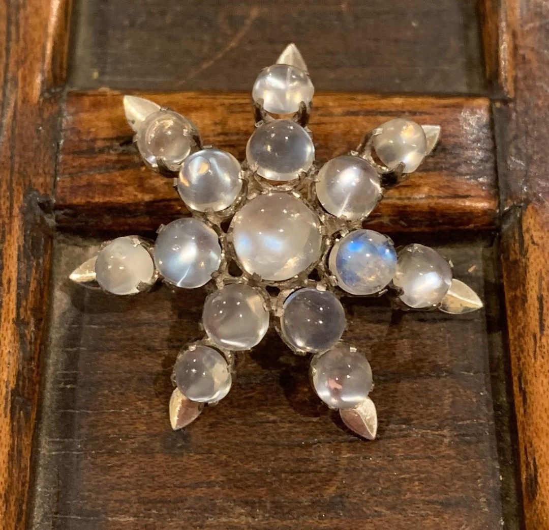 Украшения с лунным камнем.