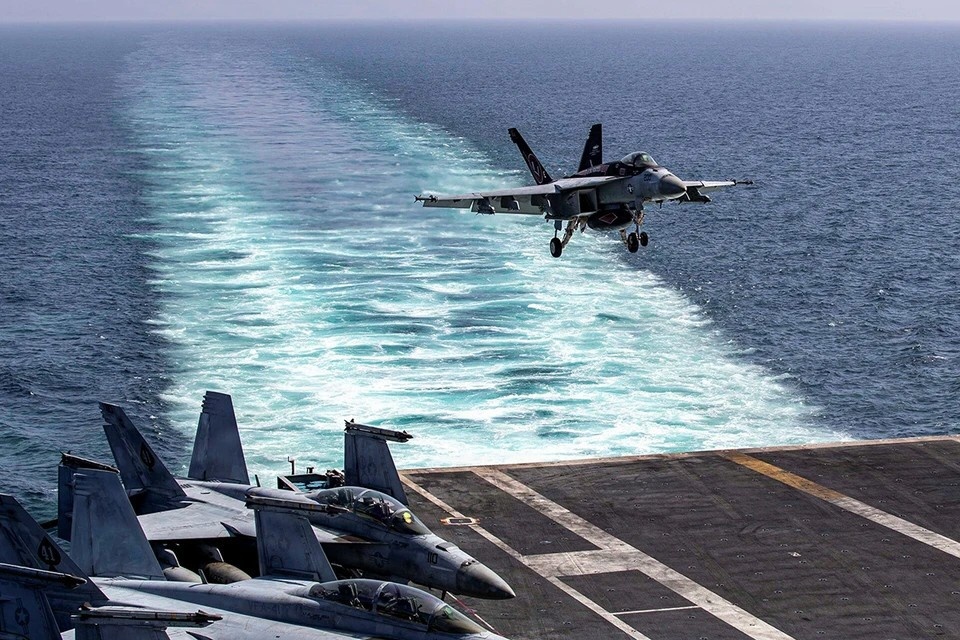    Centcom: десантный корабль США Tripoli прибыл на Ближний Восток REUTERS