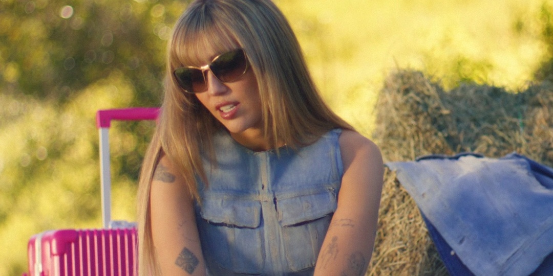 Майли Сайрус отметила 20-летие «Ханны Монтаны» новым треком «Younger You»