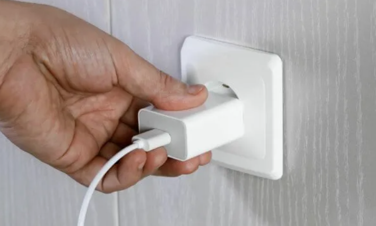 ⚡ Почему нельзя оставлять зарядные устройства в розетке без телефона — и к чему это может привести