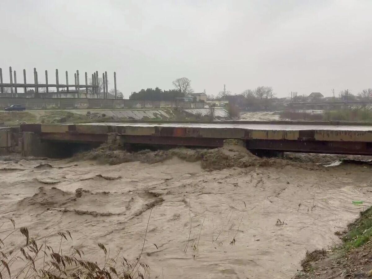    Мост через реку Ярык-Су во время обильных осадков в Хасавюрте© Корголиев|Обратная связь/Telegram