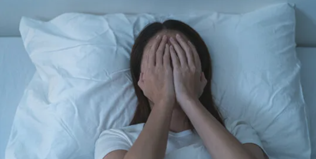 «Сплю по 4-5 часов, просыпаюсь от кошмаров, а синяки под глазами начинают пугать близких». Истощение, которое нельзя игнорировать