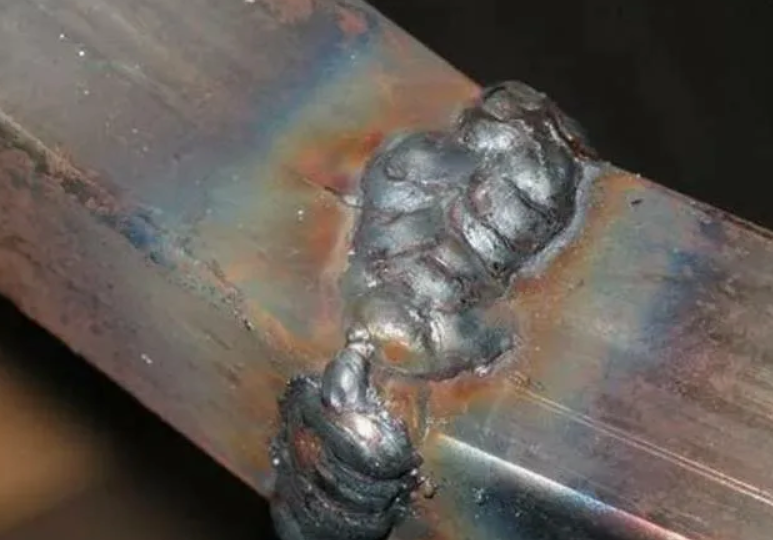 ⚙️ Почему нельзя использовать неподходящие электроды для определённого типа металла — и к чему это может привести?