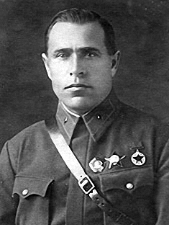 Полковник (на фото уже комбриг) Базаров - командир 40-й стрелковой дивизии, сыгравшей главную роль в боях на озере Хасан летом 1938 года, причём командование этой дивизией Владимир Кузьмич принял буквально накануне начала боёв и в момент нападения самураев на сопки Заозёрная и Безымянная находился, как раз, в Хабаровске, представляясь командованию дальневосточной армии - маршалу Блюхеру и комкору Штерну, но узнав, что происходит на границе, немедленно выдвинулся в свою часть. Мемуаров Владимир Кузьмич, к сожалению, не оставил, так как погиб в окружении в самом начале Великой Отечественной войны... (фото из открытых источников)... 
