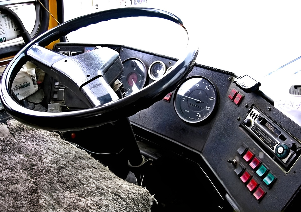 Интерьер места водителя и внешний вид приборной панели автобуса IKARUS 263. Всё под рукой и в поле зрения глаз максимально. 