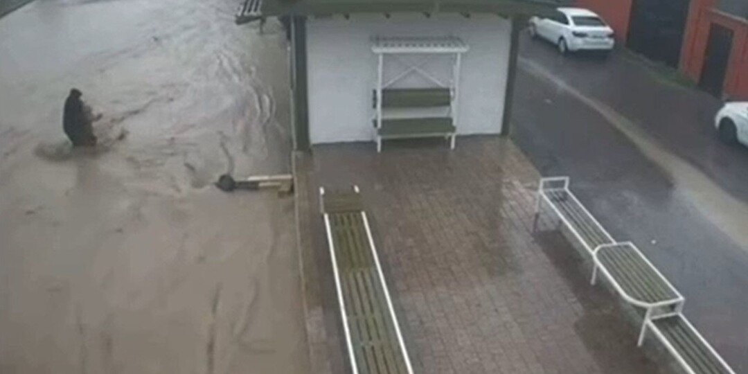 В Махачкале прохожий спас ребенка, которого едва не унесло дождевым потоком