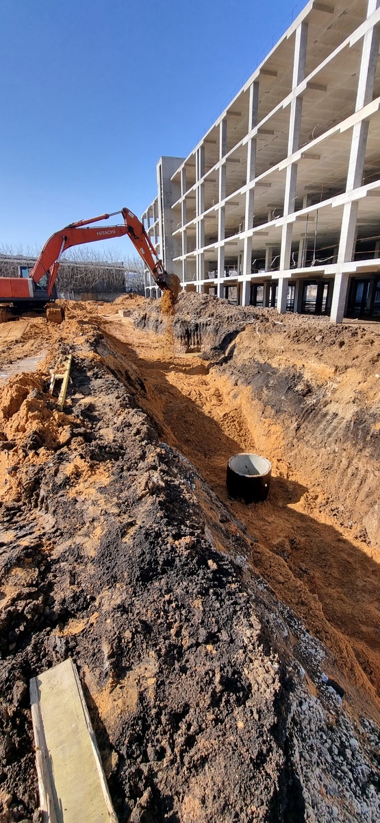 Проводим комплекс земляных работ для нужд ЖБИ 2 ИНВЕСТ г.Воронеж . 
В работе наш гусеничный 33 тонный экскаватор HITACHI ZX 330-3 и грузовые 20 кубовые самосвалы SHACMAN F 2000/ F3000 .