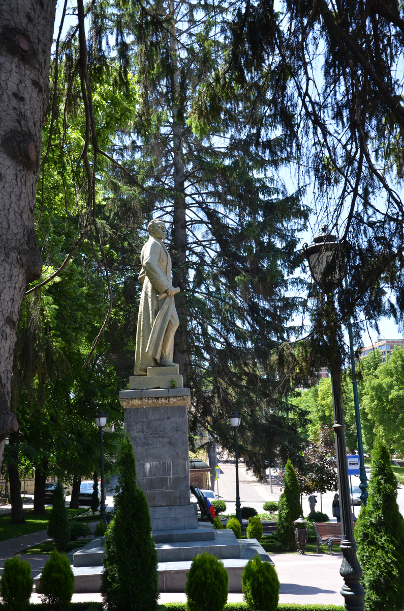 Начало маршрута по архитектуре Кисловодска XIX века — у памятника Феликсу Дзержинского в Кисловодске. Это удобная точка старта для пешеходной экскурсии по Кисловодску, откуда начинается прогулка по главным достопримечательностям и исторической архитектуре города