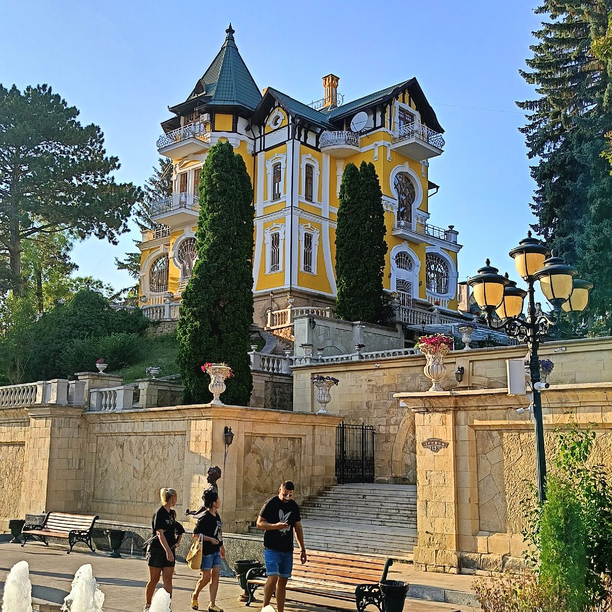 ача Твалчрелидзе в Кисловодске — одна из самых необычных достопримечательностей города. Исторический особняк начала XX века расположен прямо посередине пешеходной части проспекта Ленина и сразу притягивает взгляд своей архитектурой в стиле модерн. Это яркий пример курортной застройки Кисловодска и популярная точка маршрутов прогулок по Кисловодску.