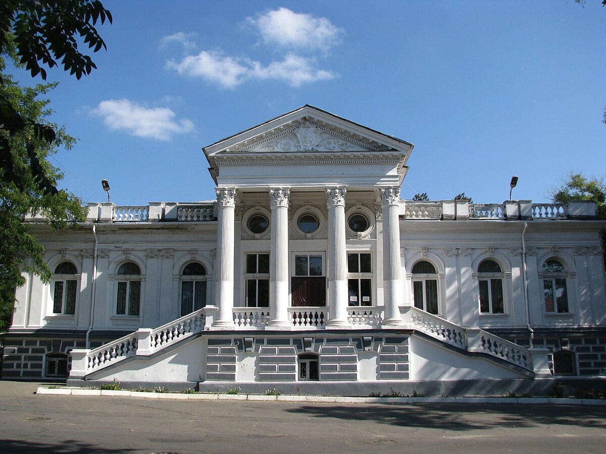 Здание Херсонского городского ЗАГСа — это яркий представитель архитектуры своей эпохи, которая до сих пор выделяется на фоне городской застройки своей монументальностью и в то же время изяществом. Фото из открытых источников