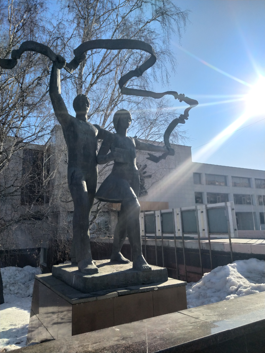 Памятник Юность.