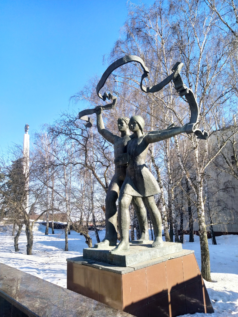 Памятник Юность