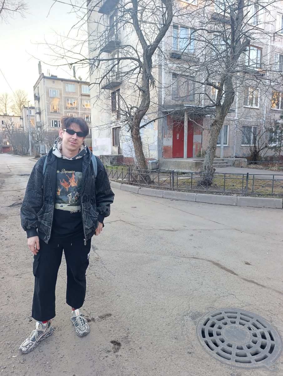 Сын, у нового жилья)). 