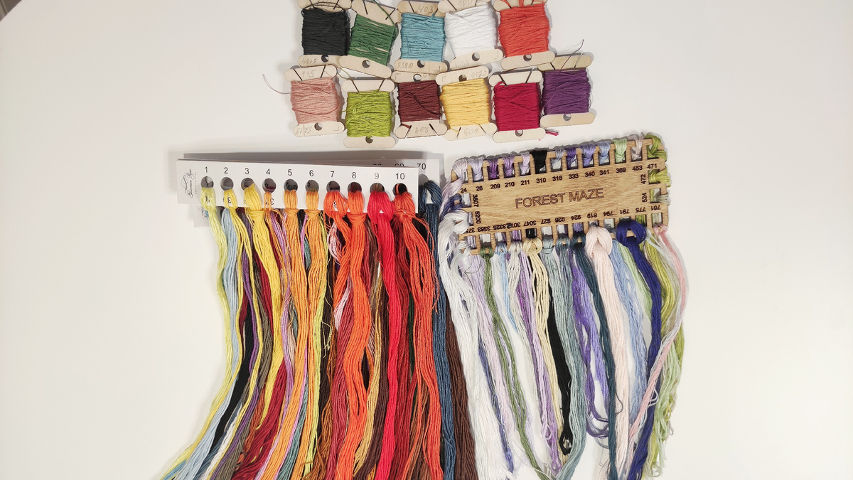 Сверху на бобинках Гамма, слева внизу Madeira, справа - DMC