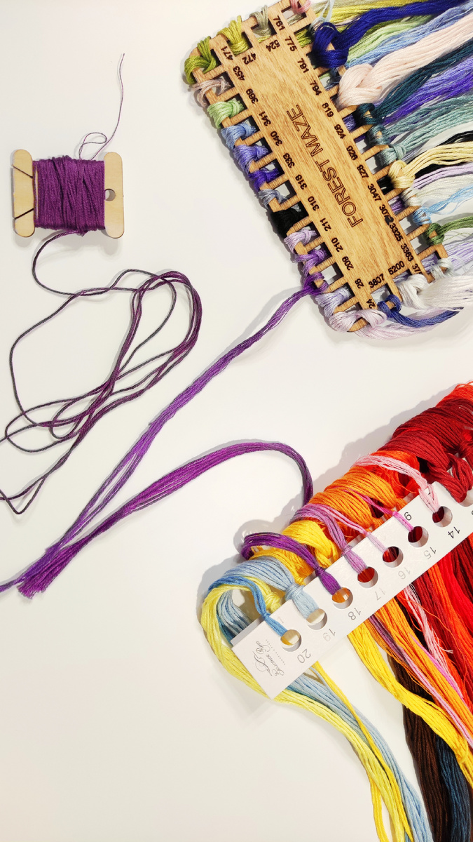 Три фиолетовые ниточки (оттенки, конечно, разные) разных производителей вместе. Так-то разницы никакой не видно. Надо щупать и смотреть, как ведут себя в работе. 