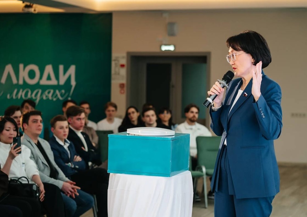 Депутат Госдумы Сардана Авксентьева встречается с партийным активом "Новых людей" в Петрозаводске.