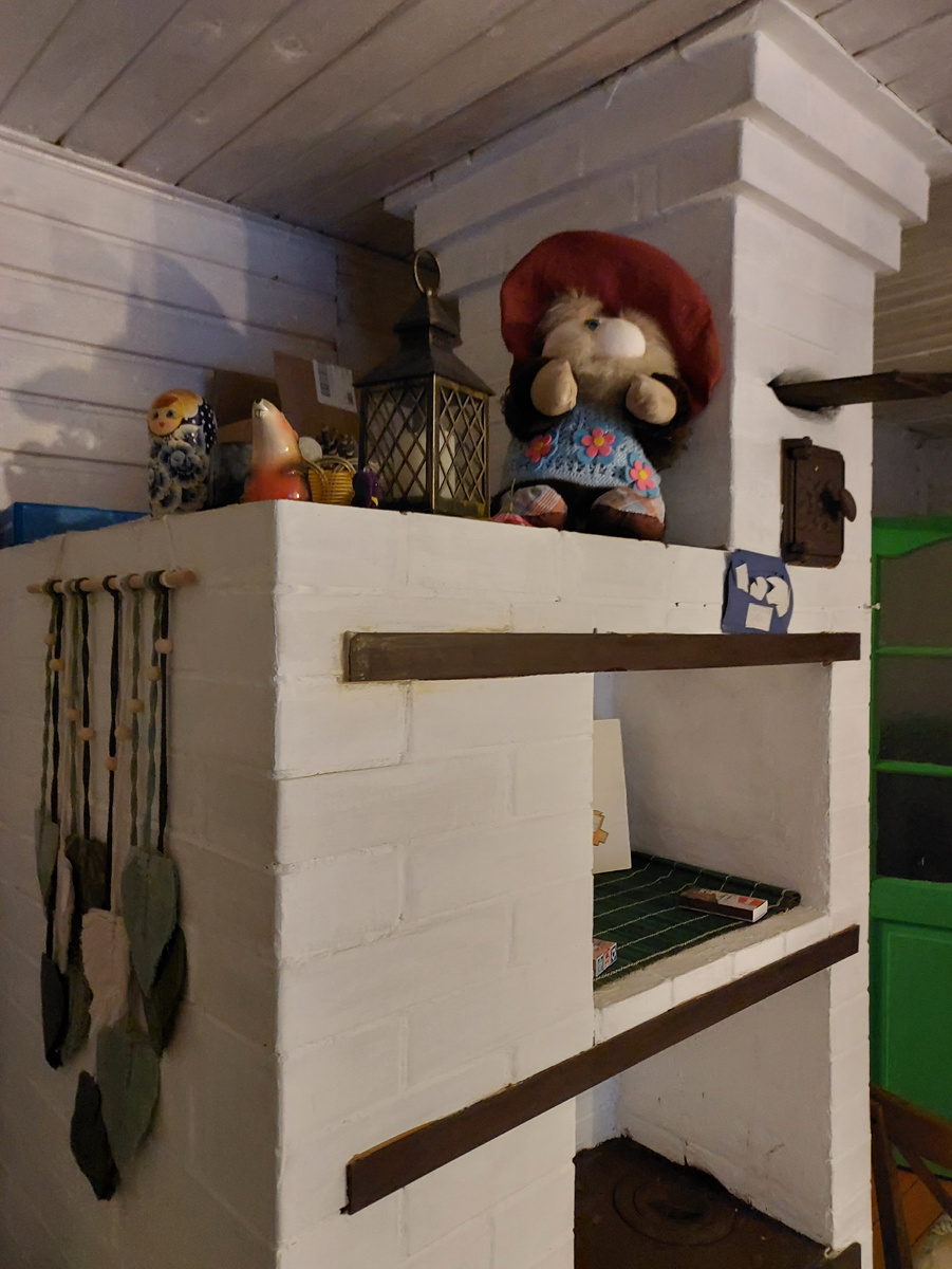 Домовой живёт на печи.