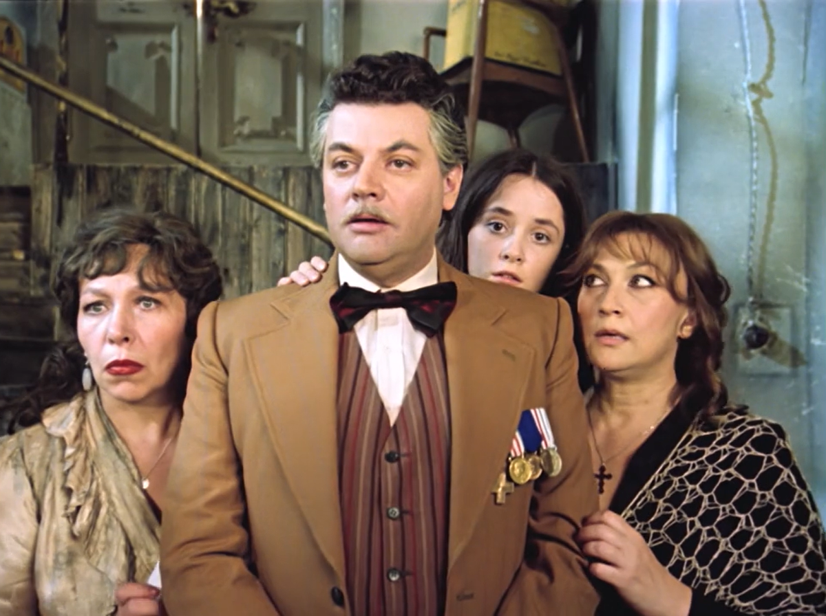 Кадр из кинофильма "Миллион в брачной корзине", 1985 г., режиссер и сценарист Всеволод Шиловский, композитор Илья Катаев (скриншот)