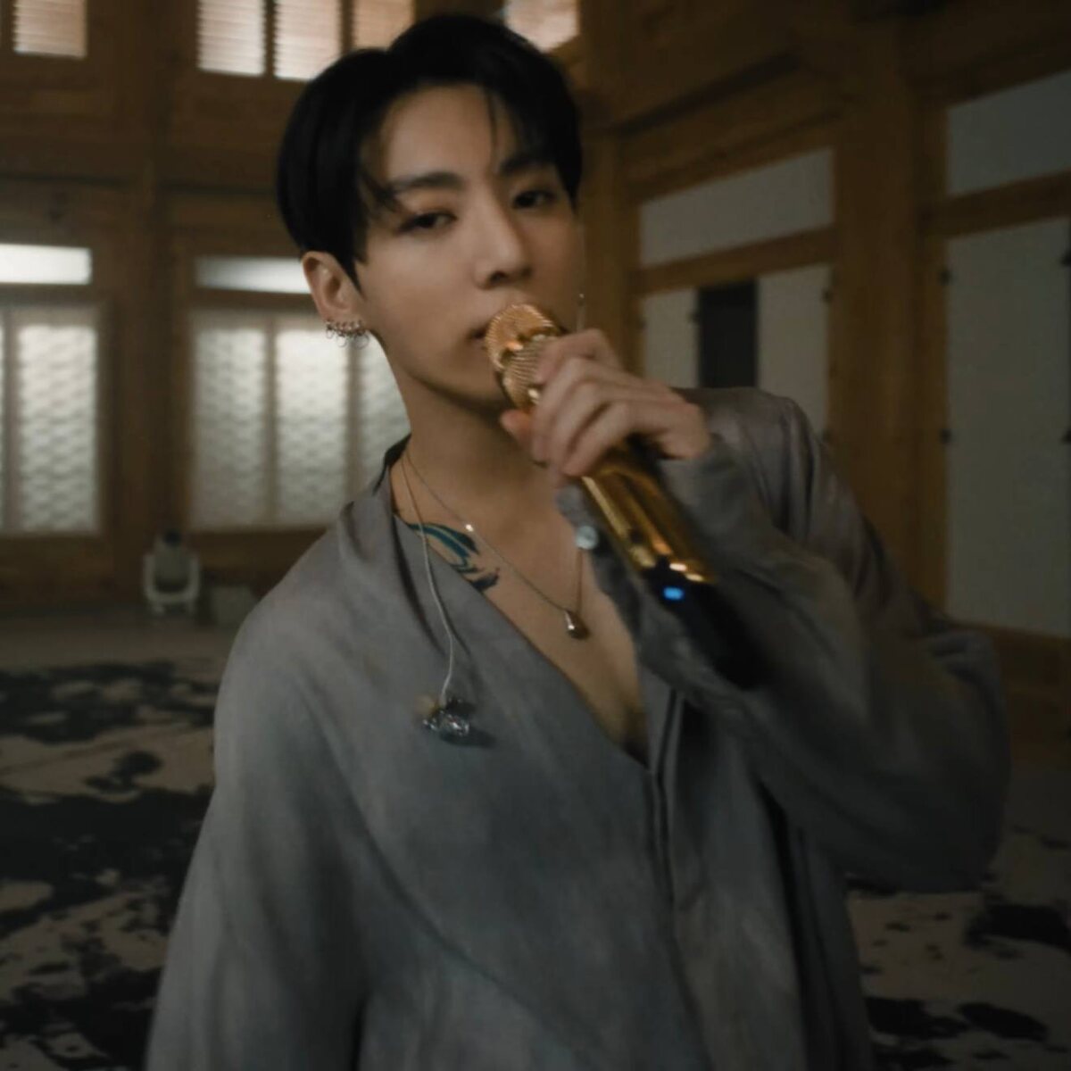 Чонгук стал полноправным членом Корейской ассоциации авторского права на музыку (KOMCA) в январе 2024 года, что подтверждает его значительный вклад как композитора и автора текстов. 