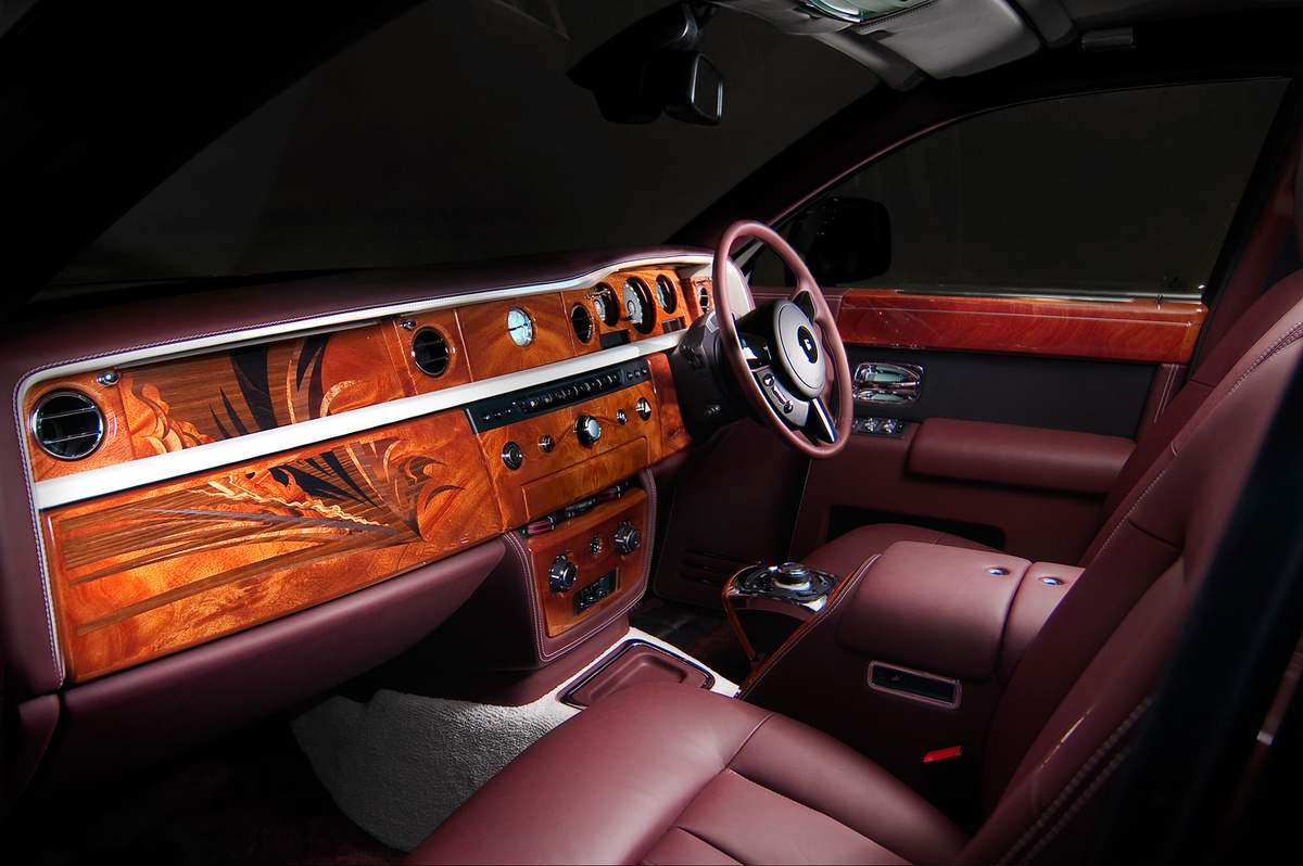 Источник изображения - https://studio5555.de/wp-content/uploads/2014/08/Phantom-Pinnacle-Travel-Collection-05.jpg