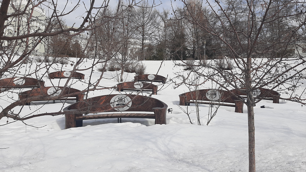 скамейки завалены