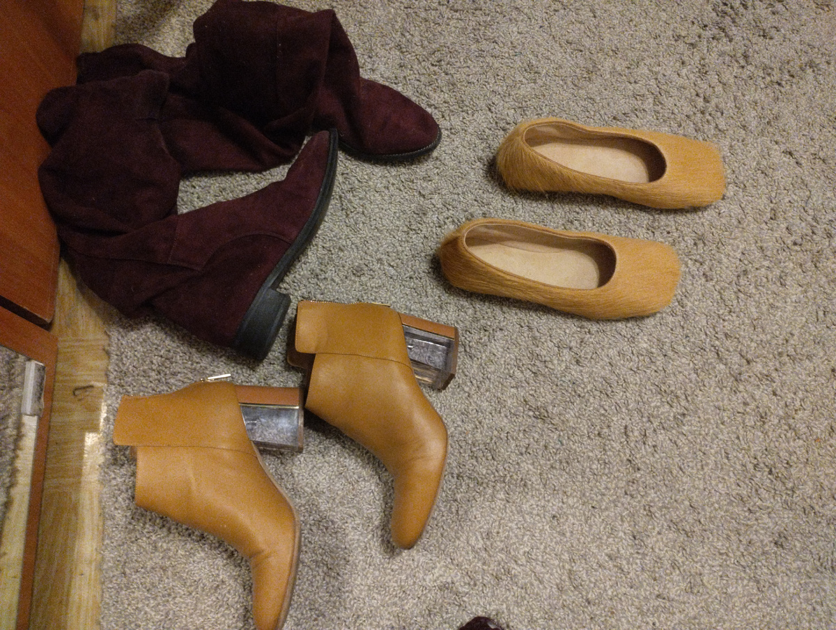 То, что почему-то не хочу носить. Скинула на Авито, в довесок к прошлогоднему.  Люблю Кляйна, и прозрачные каблуки, а вот эти не ношу. 