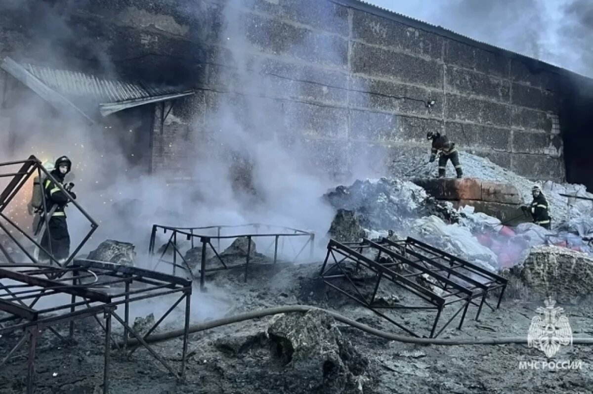    Сгорело крупное здание у железнодорожной станции в Новомосковске
