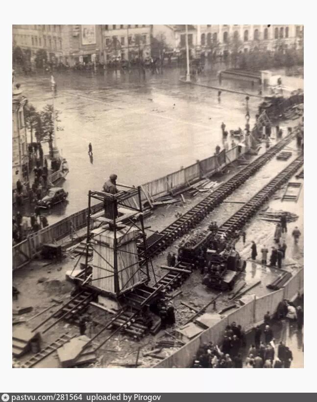 1950 Передвижка памятника Пушкину - к памятнику проложили рельсы, чтобы перевезти его на другую сторну Тверской (ул. Горького), источник: pastvu.com
