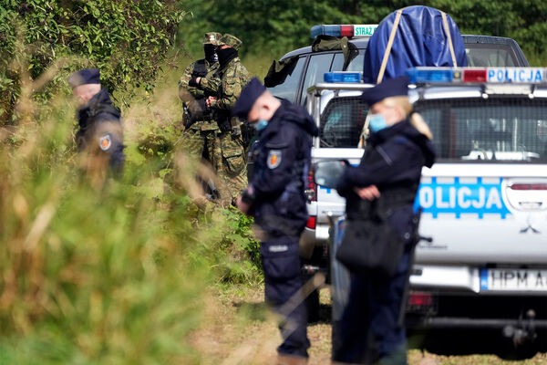 Полиция Польши на границе с Белоруссией, 1 сентября 2021 года / Czarek Sokolowski/AP   📷