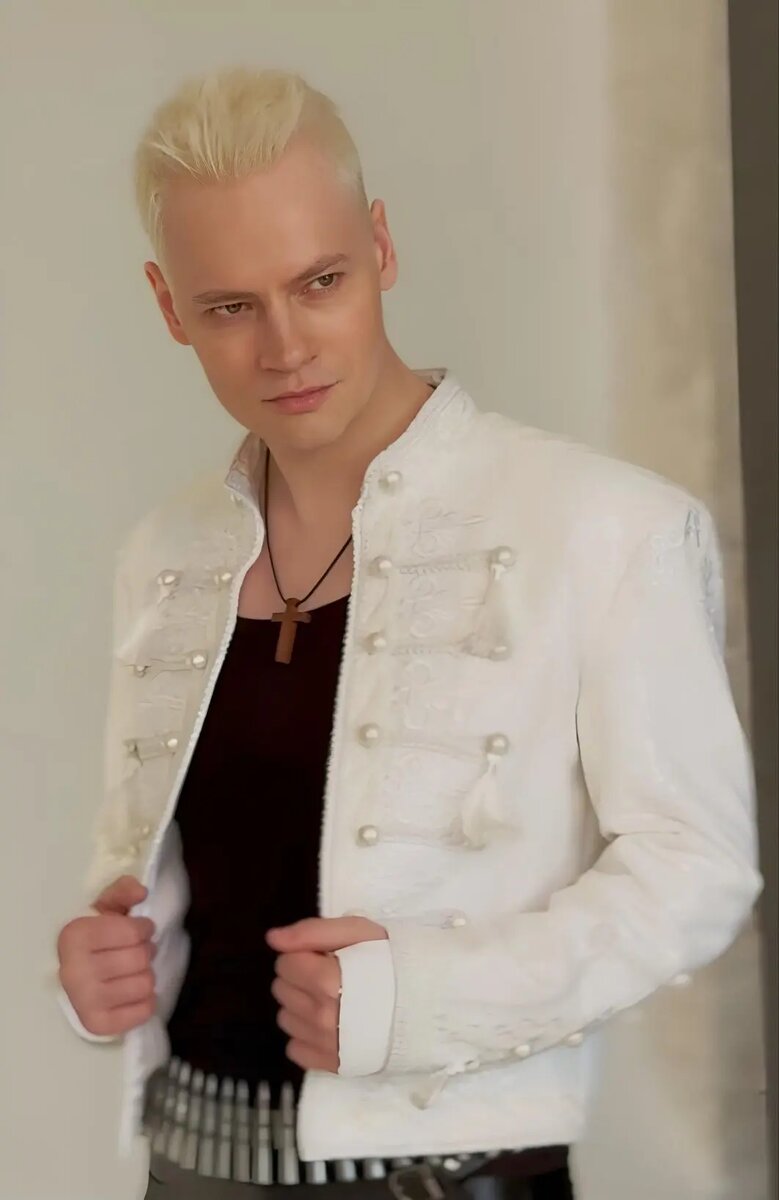 У Ярослава Юрьевича много таких распрекрасных доломанов имеется, красавчик на диво! Из интернета