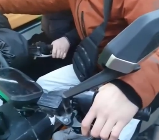 "У нас в ауле и быков возили": — два питерских иноземных курьера заехали в автобус прямо на мопедах