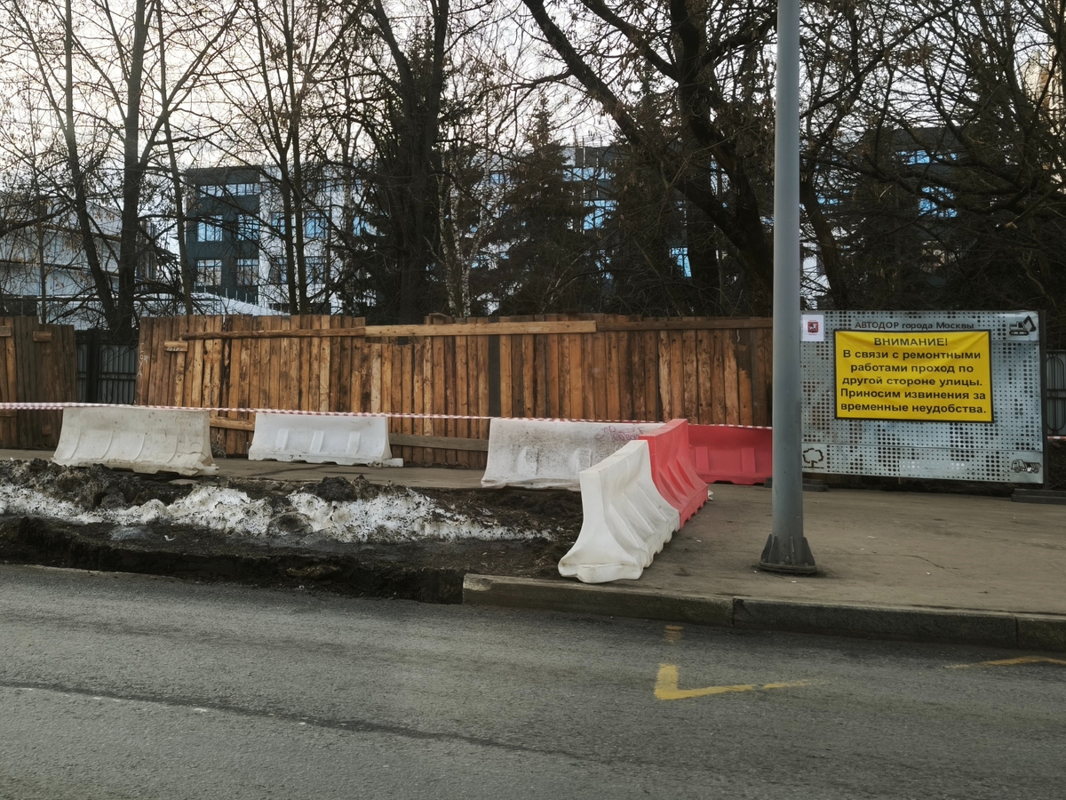 Уже начали менять бордюры. Зимние на летние!