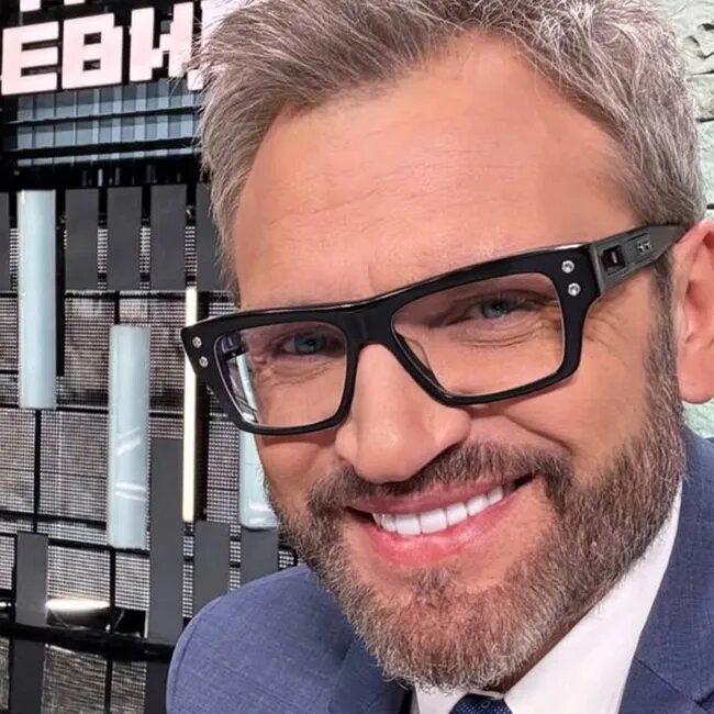 Вадим Анатольевич Такменёв — российский тележурналист, телеведущий, заместитель генерального продюсера АО «Телекомпания НТВ», главный редактор информационно-развлекательных программ НТВ.