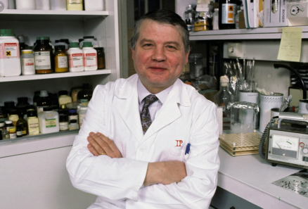 Люк Антуан Монтанье (Luc Antoine Montagnier), 18.08.1932 — 8.02.2022 — французский вирусолог, кавалер ордена Почётного легиона, лауреат Нобелевской премии в области медицины и физиологии 2008 года, которую он разделил с Харальдом цур Хаузеном и Франсуазой Барре-Синусси. Вместе с Барре-Синусси открыл в 1983 году ретровирус ВИЧ, вызывающий у человека ВИЧ-инфекцию.