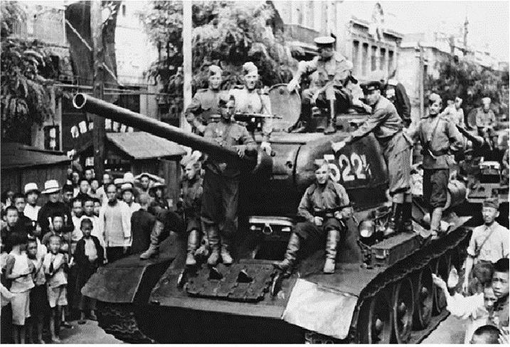 Советские танки в Дайрене. 7-й механизированный корпус, 6-я гвардейская танковая армия. 24 августа 1945 года. Из книги М.Барятинский «Все танки СССР»