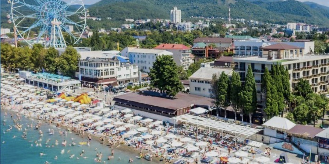 Геленджик: для фото. Лазаревское: для жизни. А вы куда?