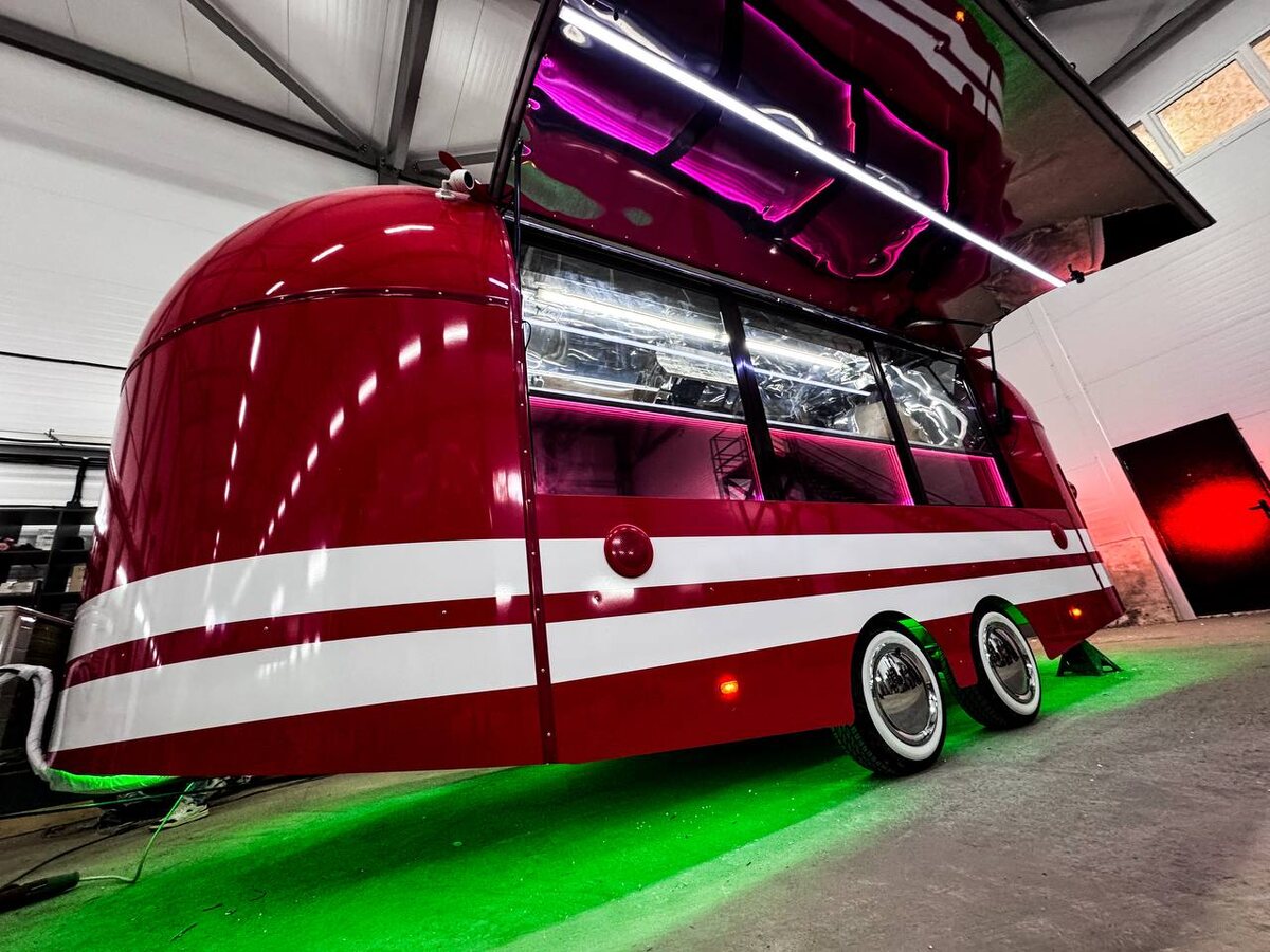 Фудтрак от РЕТРОТРАК с полосами Шелби на кузове