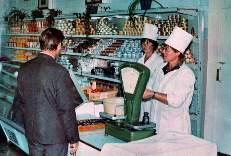 Советские магазины - неужели всё было так плохо: 14 фотографий из СССР разных лет