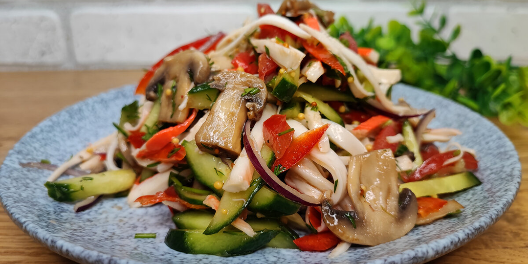 Сочный и ароматный салат с крабовыми палочками и овощами, который хочется готовить снова и снова