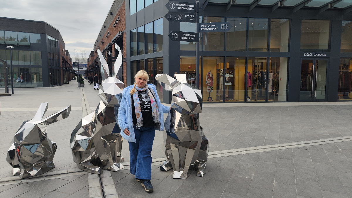 Зайцы на входе в аутлет 