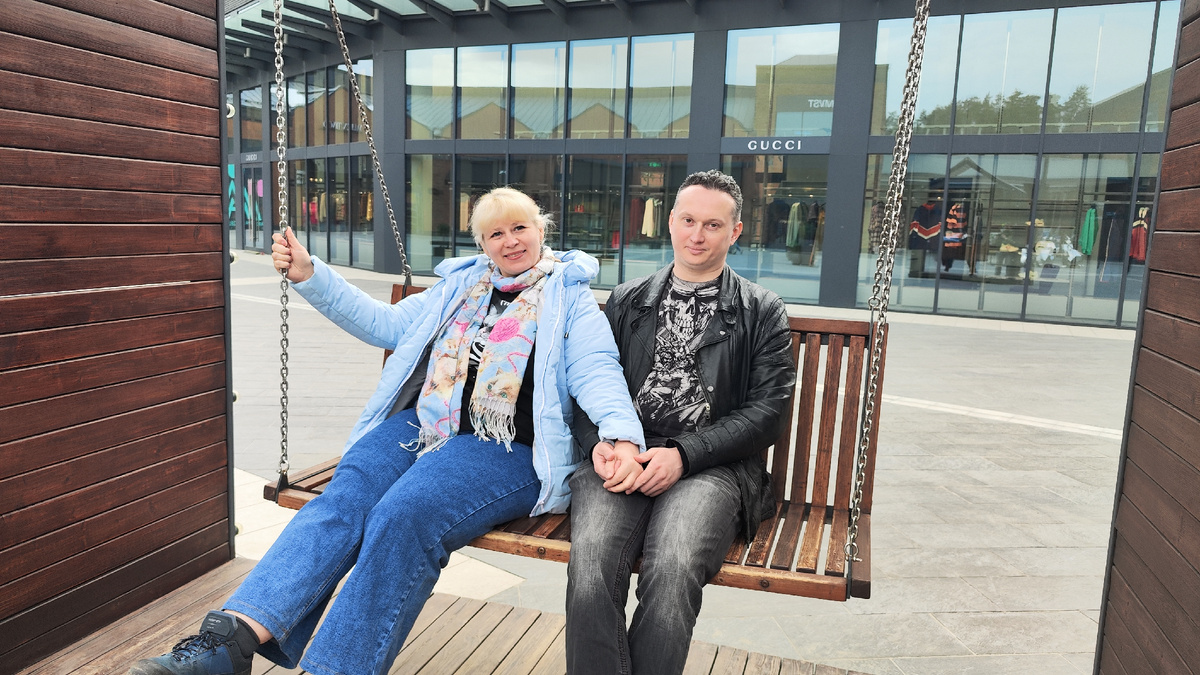 Зато на территории аутлета мы нашли качели!