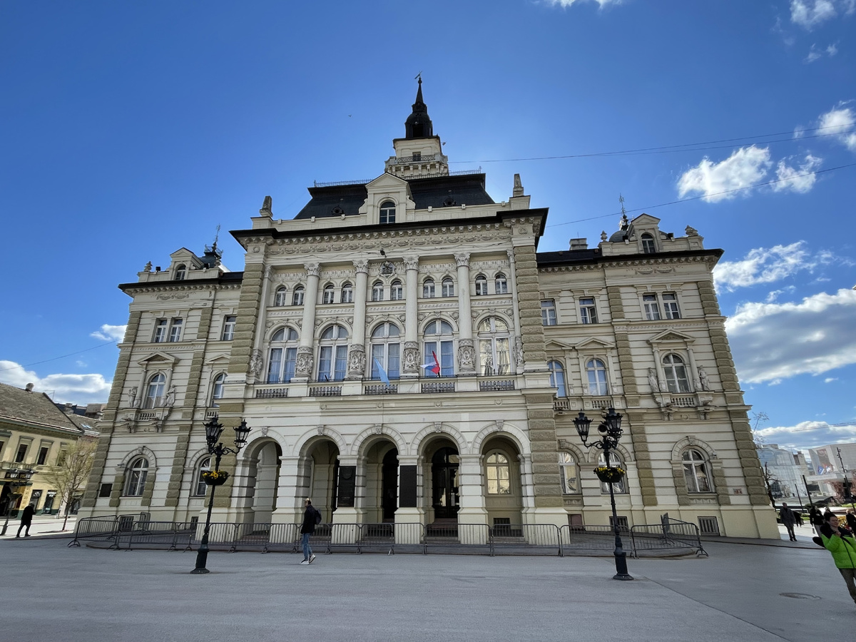 🏛️ Ратуша Нови-Сада (Градска кућа, Gradska kuća) на площади Свободы (Трг слободе, Trg slobode) построена в 1895 году. Листайте вправо, чтобы увидеть больше фотографий