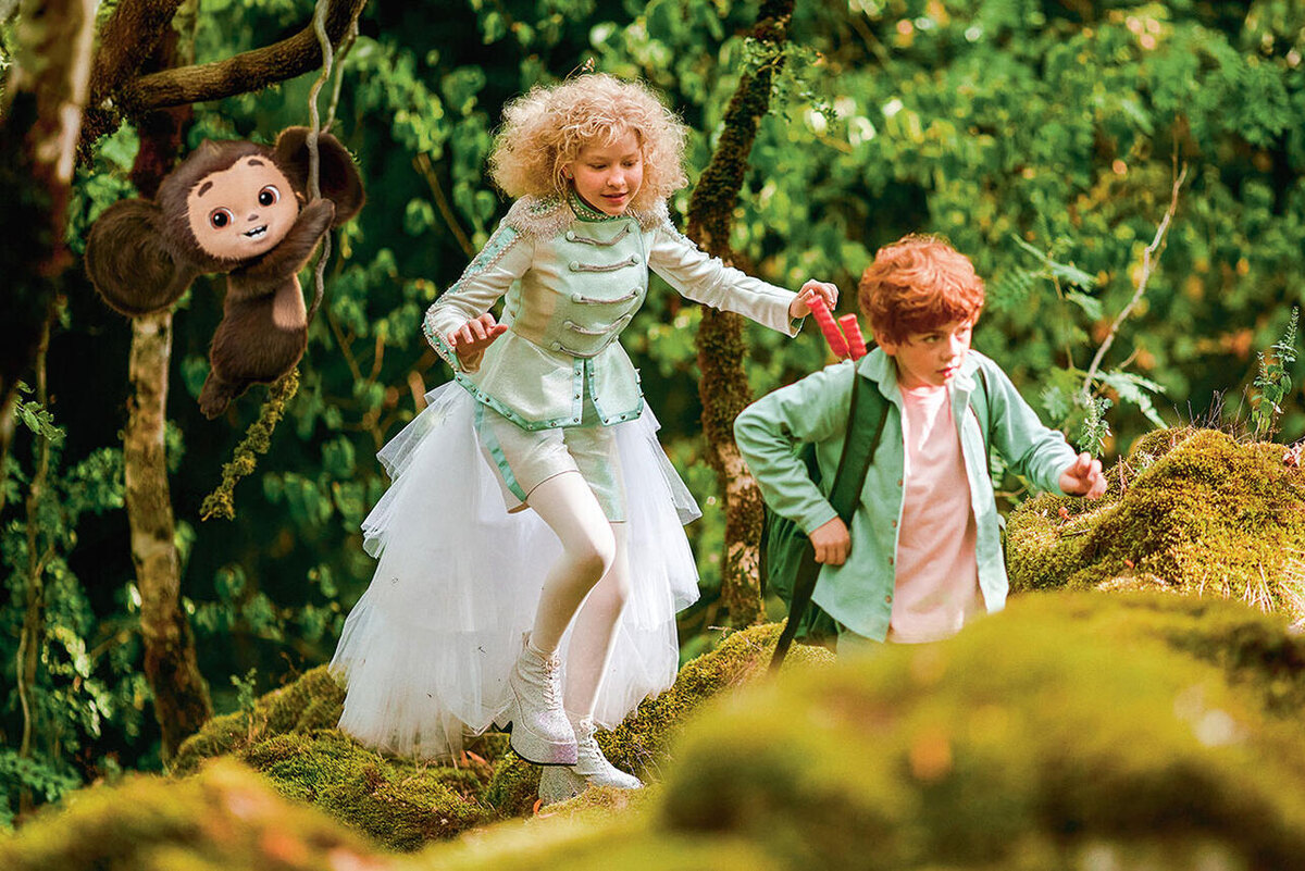    Новые приключения старого героя — чем не рецепт вечной молодости? Ева Смирнова и Илья Кондратенко в фильме «Чебурашка 2». 2025 г. Онлайн-кинотеатр START