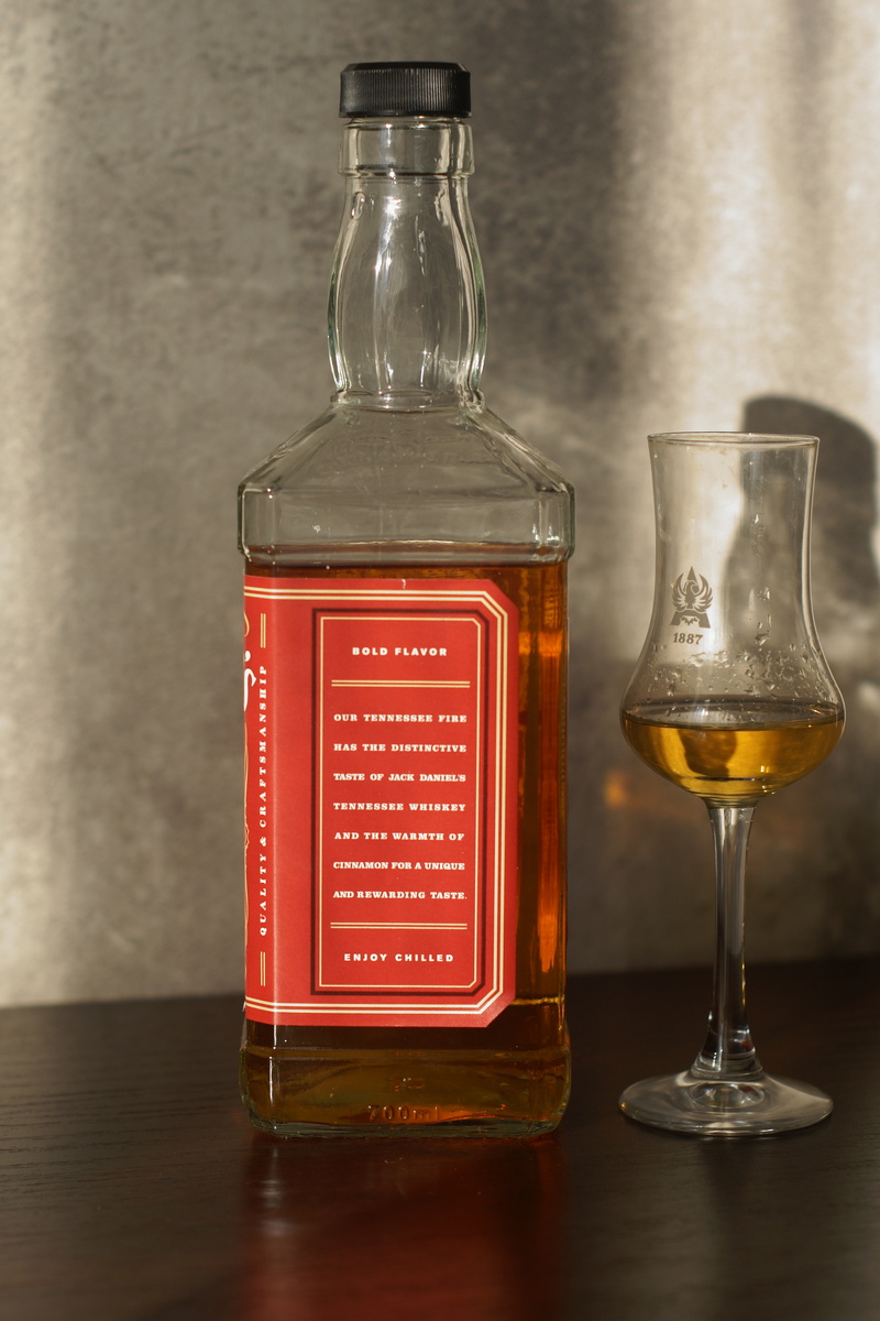 Перевод: "Жирный (смелый, яркий) вкус (аромат). Их Теннесси Файер содержит какой-то там вкус Джека Дэниел'са и корицы для какого-то там вкуса. Наслаждайся на чиле." Если что, простите, старался, как мог.