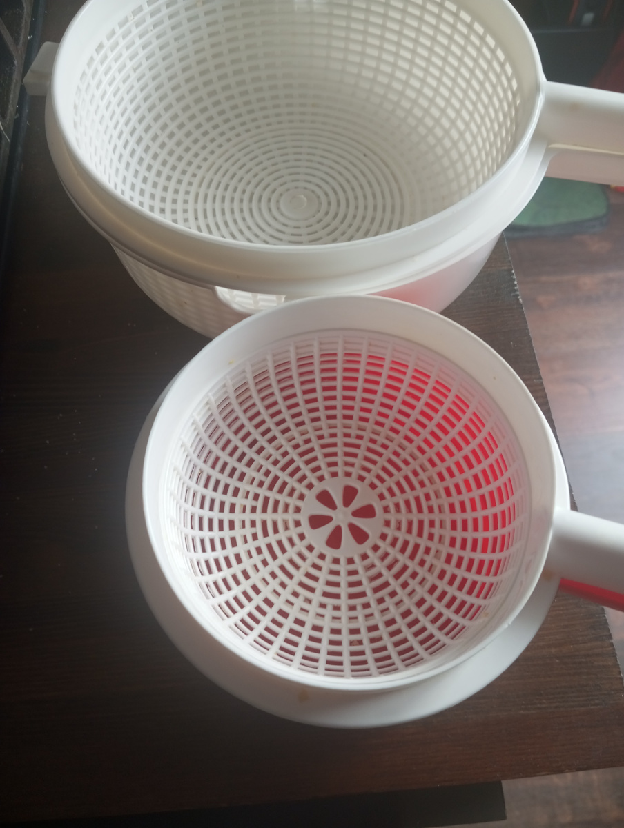 Вот такие формочки используют для, приготовления адыгейского сыра. У них есть поддон, в который стекает сыворотка. Очень удобно и стоят недорого.