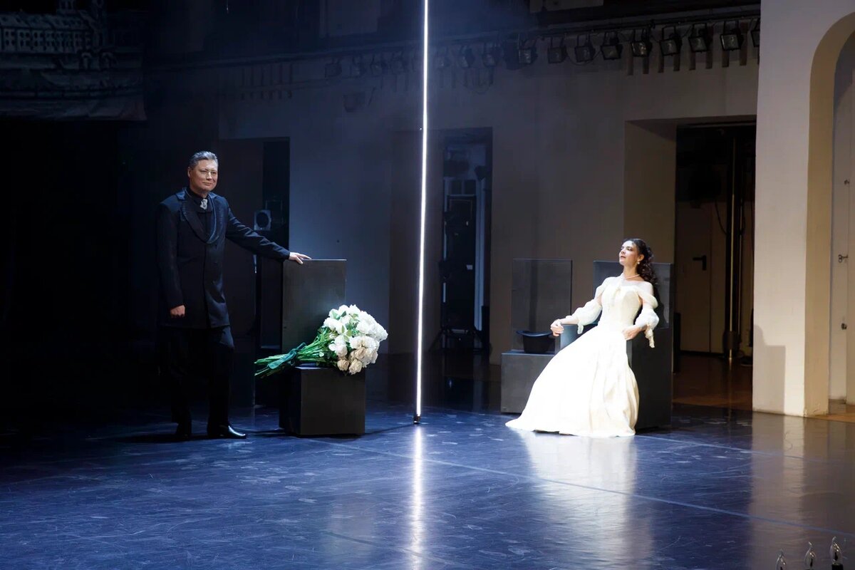 Игорь Лесов (Арбенин) и Евгения Ермолова (Нина) в спектакле "Маскарад" Кинешемского драмтеатра им. Островского на сцене ШДИ. Фото: Наталия Чебан.