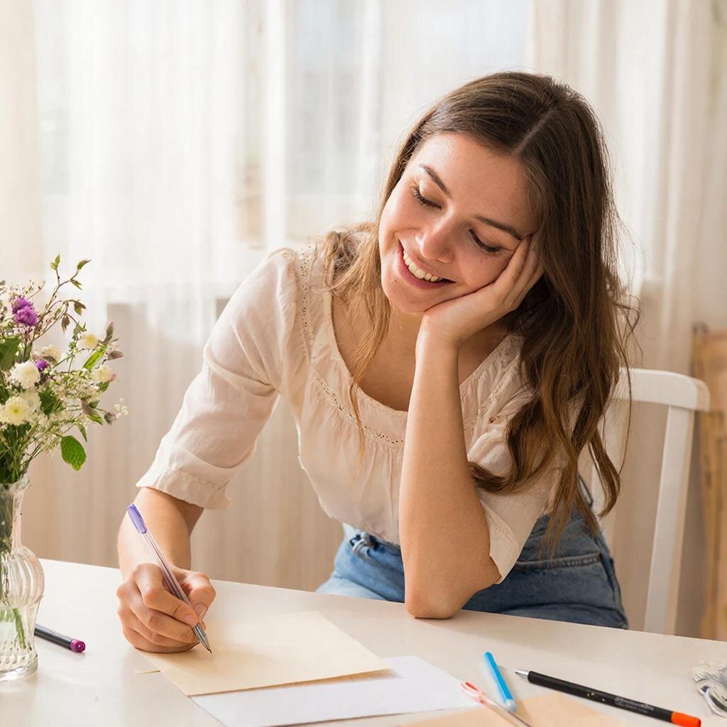 Девушка пишет письмо благодарности
