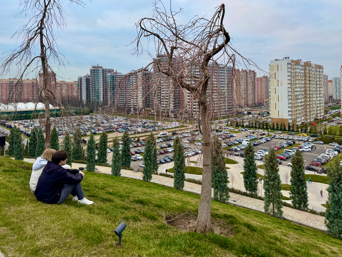 Вид на парковку с самой высокой точки парка Галицкого 
