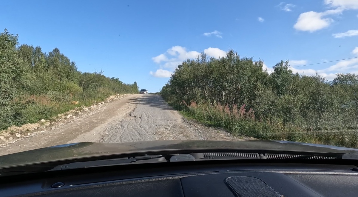 Дорога вполне себе сносная, местами даже есть участки с кусками асфальта