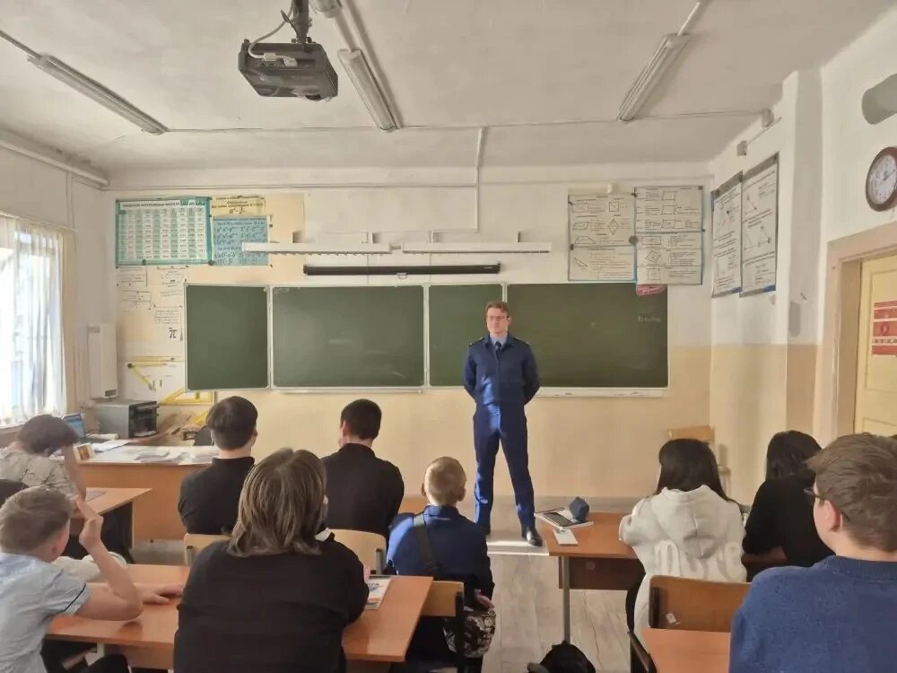 
На правовых уроках затронуты вопросы прав и обязанностей, предупреждения, профилактики и противодействия потреблению наркотических средств и психотропных веществ среди молодежи, способов вовлечения подростков в совершение противоправных действий, в том числе в мессенджерах.

